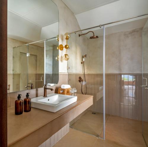 La salle de bains est pourvue d'un lavabo et d'une douche. dans l'établissement La Macedo Estate, à Mapusa