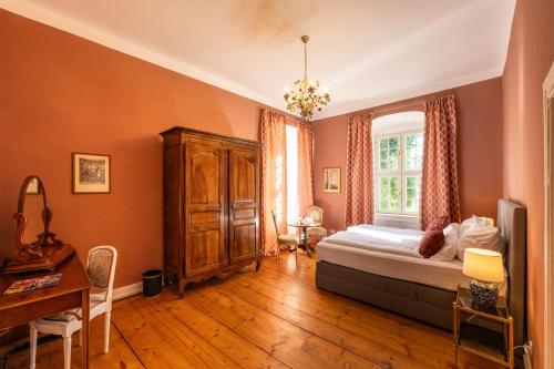 Schlafzimmer mit einem Bett, einem Schreibtisch und einem Fenster in der Unterkunft Kloster Hedersleben in Hedersleben