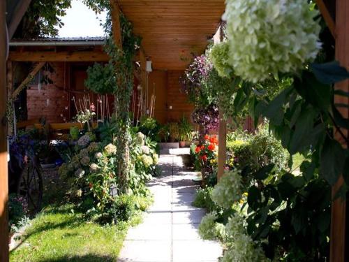 einen Garten mit Blumen und einem Fußweg in der Unterkunft Pension Füg in Dresden