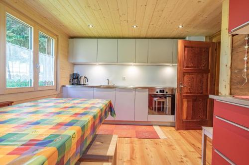 uma cozinha com uma cama grande num quarto em Chalet Leiggener em Rosswald