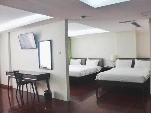 Postel nebo postele na pokoji v ubytování Myanmar Life Hotel