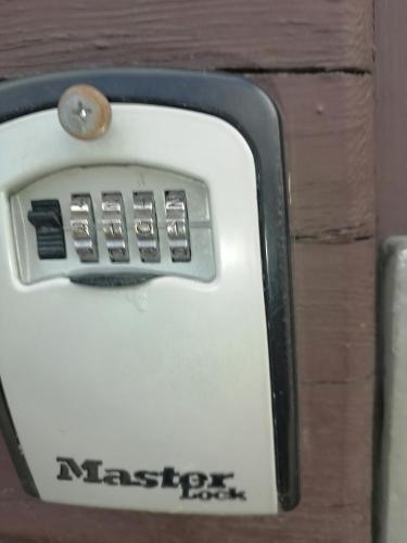 um close-up de um micro-ondas com um botão em Apartments 15-20 block D em Kouvola