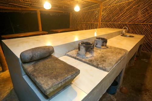 a room with a table with two artifacts on it at Ilukketiya Tea Chalets in Galle