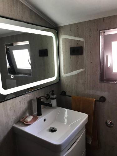 ein Bad mit einem Waschbecken und einem Spiegel in der Unterkunft Villa Marica in Trogir