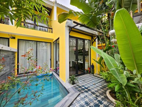 uma casa com uma piscina em frente em Rosie Villa Hội An em Hoi An