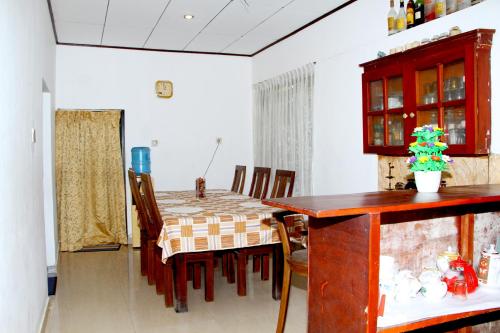 a dining room with a table and chairs in a room at Villa Hasi in Habaraduwa Central