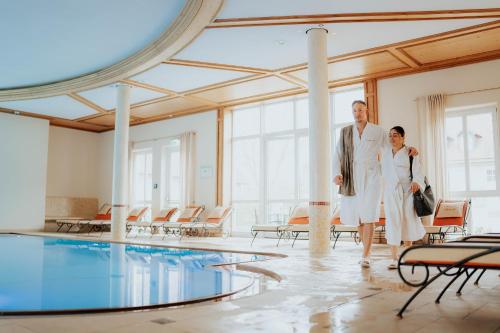 Bazén v ubytování Hotel Dirsch Wellness & Spa Resort nebo v jeho okolí