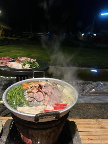 twee borden eten op een grill met vlees en groenten bij บ้านพักตากอากาศ ยินดีต้อนรับสัตว์เลี้ยง 