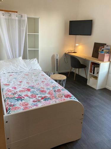 - une chambre avec un lit, un bureau et un ordinateur dans l'établissement Studio Remparts Porte St Roch, à Avignon