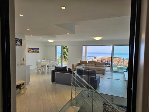 - un salon et une salle à manger avec vue sur l'océan dans l'établissement The blue house, lovely apartment in the Côte d'Azur for 6 people, à Menton