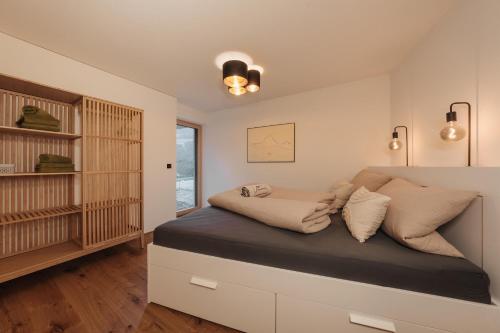 ein Schlafzimmer mit einem Bett und einem Bücherregal in der Unterkunft Ferienwohnung Schiebakopf in Vandans