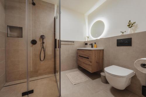 ein Bad mit einer Dusche, einem WC und einem Waschbecken in der Unterkunft Ferienwohnung Schiebakopf in Vandans