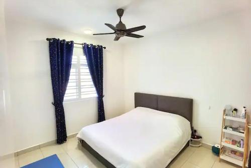 1 dormitorio con 1 cama y ventilador de techo en Angel Homestay Bayu Andaman, en Kuala Lumpur