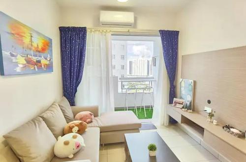 una pequeña sala de estar con un bebé en un sofá en Angel Homestay Bayu Andaman, en Kuala Lumpur