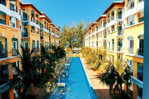 vista su una piscina tra due edifici di Tiara Desaru Private Beach 3A12 By De Home a Bandar Penawar