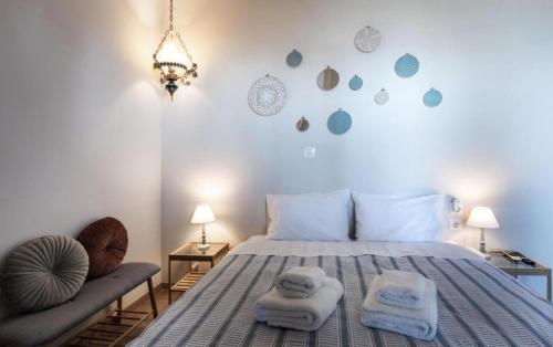 - une chambre avec un lit, des serviettes et une chaise dans l'établissement Stagiates Guest House at Pelion, à Portariá