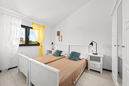 プーラにあるValentina Soleのベッドと窓のある白い寝室