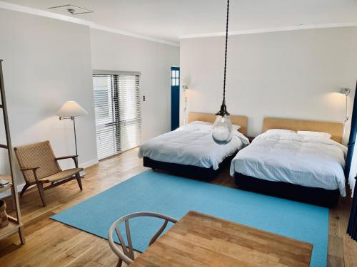 - une chambre avec 2 lits et un tapis bleu dans l'établissement VILLA AZZURRA - Vacation STAY 63038v, à Arazato