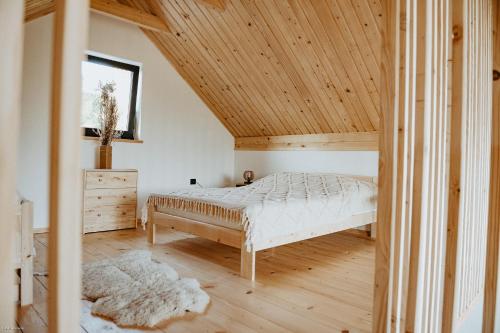 Ένα ή περισσότερα κρεβάτια σε δωμάτιο στο Cichosza domki w Pieninach
