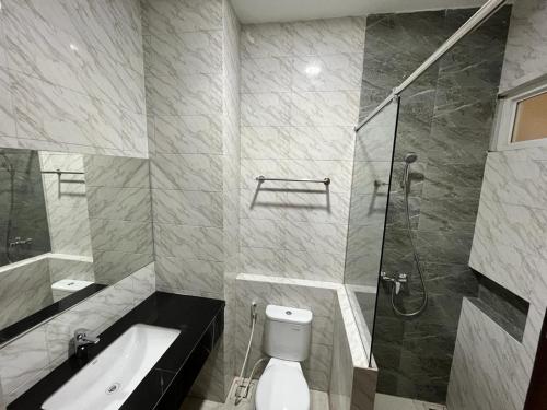Koupelna v ubytování T HOTEL KUALANAMU