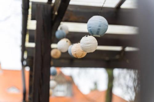 a group of paper lanterns hanging from a ceiling at Kleines Häuschen für Monteure in Wörrstadt