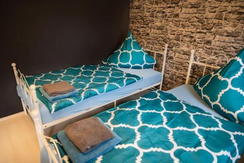 a bedroom with two bunk beds with blue and white sheets at Kleines Häuschen für Monteure in Wörrstadt