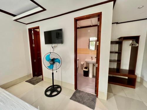 ein Bad mit einem Ventilator in einem Zimmer in der Unterkunft Alocasia El Nido in El Nido
