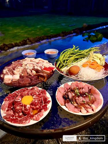 อาหารที่มีในแคมป์พักหรือบริเวณใกล้เคียง