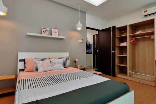 ein Schlafzimmer mit einem großen Bett in einem Zimmer in der Unterkunft Pink Studio Serene Heights Condo One bedroom 2 beds & Sofa Bed in Miri