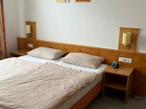 カシュトロップ・ラウクセルにあるBrauhaus Hotel Ruetershoffのベッドルーム1室(ベッド2台、ナイトスタンド2台付)
