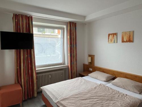 a bedroom with two beds and a window at Brauhaus Hotel Ruetershoff in Castrop-Rauxel