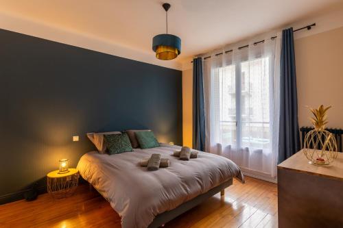 1 dormitorio con cama grande y ventana grande en La Marmotte: 2 persons, center and lake, 3* en Annecy