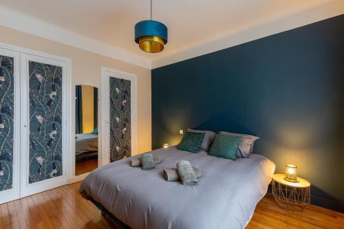 een slaapkamer met een groot bed met blauwe muren bij La Marmotte: 2 persons, center and lake, 3* in Annecy