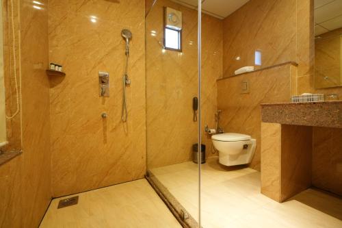 y baño con ducha y aseo. en The Bliss Palampur, en Pālampur