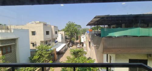 balkon z widokiem na ulicę miejską w obiekcie Galaxy Residency w mieście Aurangabad