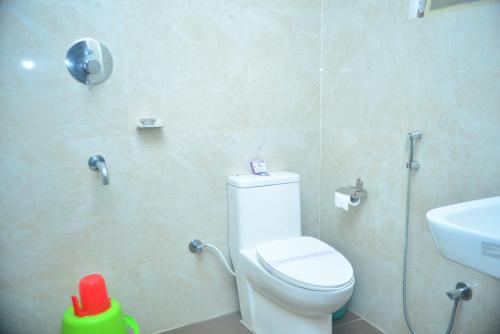 y baño con aseo y lavamanos. en Hotel Jora Palace en Jorhāt