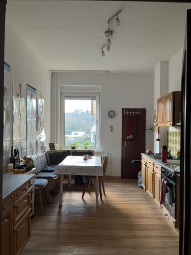 uma cozinha com uma mesa no meio de uma sala em Zwischen Stadt und Park em Bad Wildungen