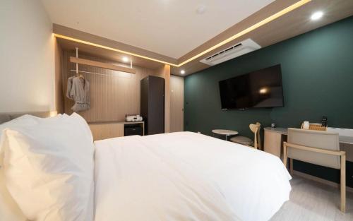 Ένα ή περισσότερα κρεβάτια σε δωμάτιο στο Hound Hotel Gimhae Samgye
