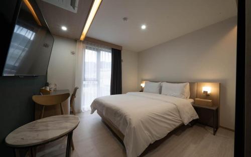 Ένα ή περισσότερα κρεβάτια σε δωμάτιο στο Hound Hotel Gimhae Samgye