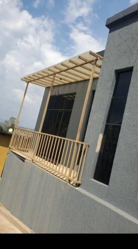 un balcón en el lateral de una casa en IP House en Kigali