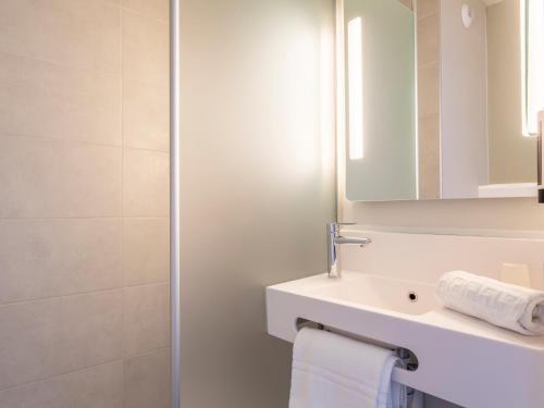 Ванна кімната в B&B HOTEL Saint-Martin-de-Crau Alpilles Camargue