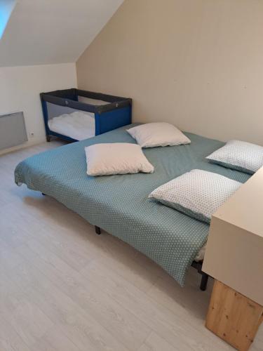 um quarto com duas camas com almofadas em Chambre aux portes du circuit em Mulsanne