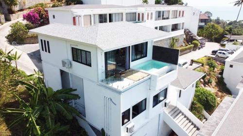 een luchtzicht op een wit huis met een zwembad bij duplex 2 bedroom sea view villa with private pool in Koh Samui 