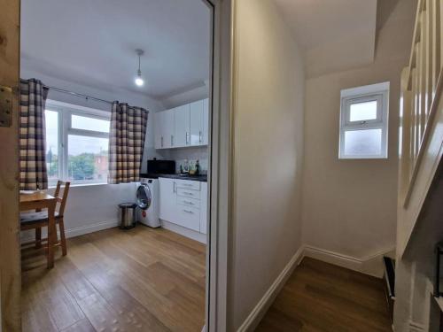 een kamer met een keuken en een eetkamer bij Nice Living Serviced Accommodations 9 (King-Size Studio Flat + Kitchen) in Coventry