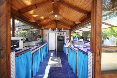 an outdoor kitchen with blue and white counter tops at BOUTIQUE VILLA con accesso privato alla spiaggia in Caronia