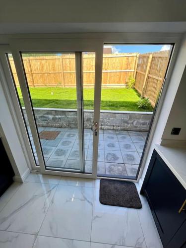 Balkoni atau teres di Modern Bungalow - Holiday or Contractors - Driveway Parking