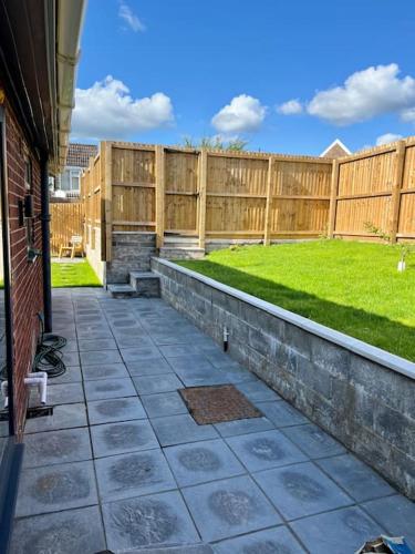 Gambar di galeri bagi Modern Bungalow - Holiday or Contractors - Driveway Parking di Aberdulais