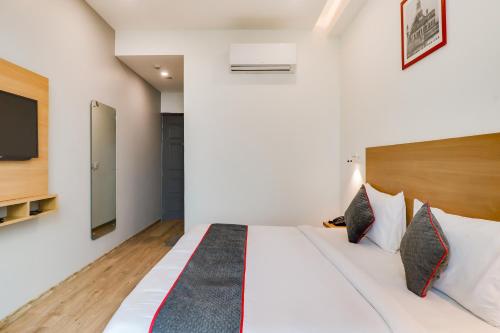 Ένα ή περισσότερα κρεβάτια σε δωμάτιο στο Super Townhouse Jashn