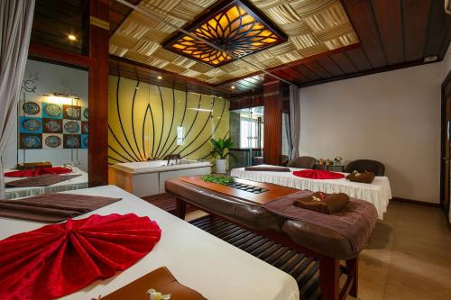 Una habitación de hotel con dos camas y un baño. en Lao Cai Star Hotel, en Lào Cai