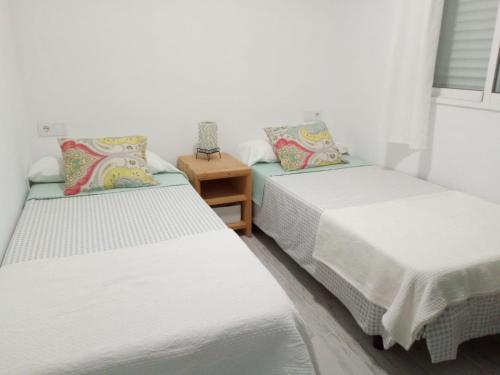 1 Schlafzimmer mit 2 Betten und einem Nachttisch in der Unterkunft Finca Azahar Chipiona in Chipiona